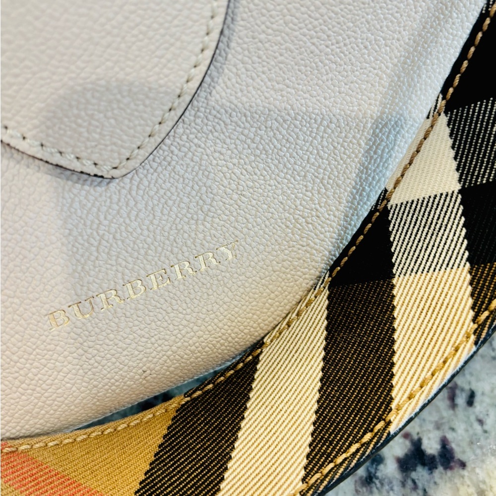 Burberry Soft Grain Calfskin Medium Buckle Tote Purse Limestone 4029030 - Picture 8 of 12